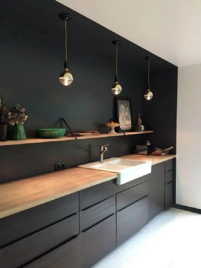 armário de cozinha planejado preto com bancada de madeira Foto Casa Très Chic