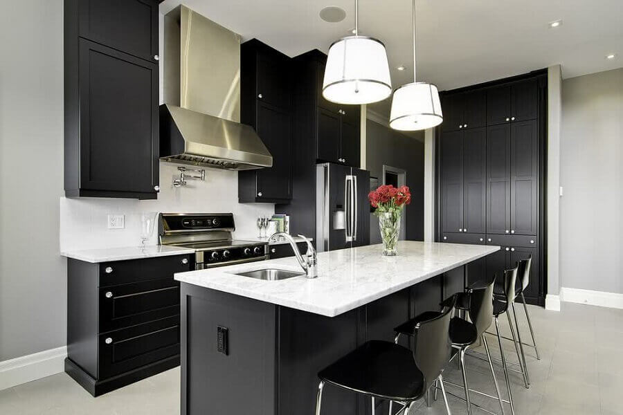 armário de cozinha planejado preto com ilha Foto CoachDecor