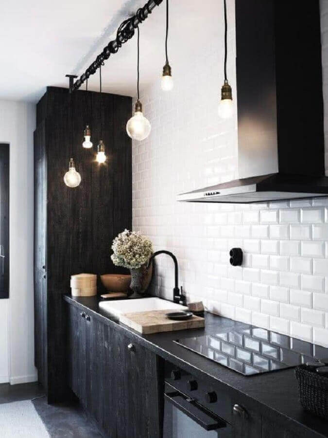 armário de cozinha preto com acabamento rústico Foto Pinterest