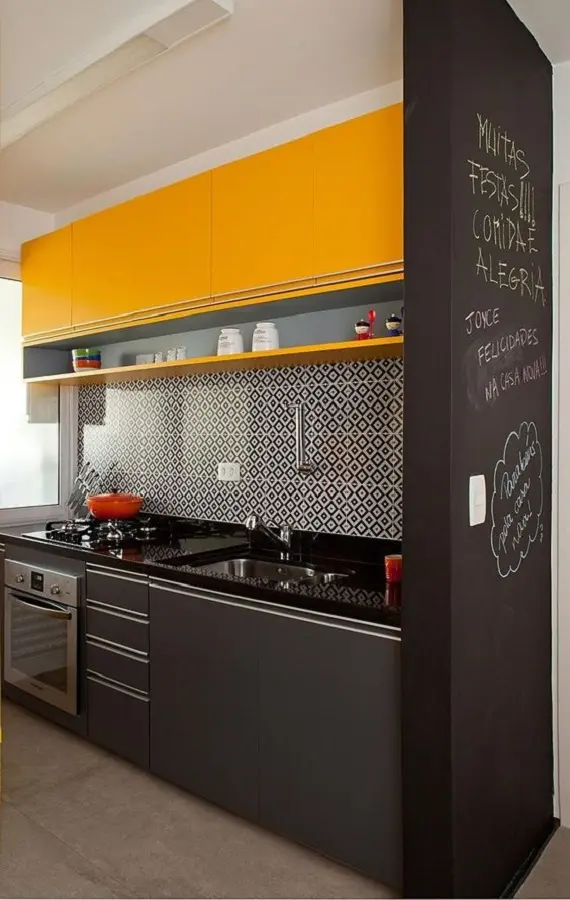 armário de cozinha preto e amarelo Foto Revestindo a Casa
