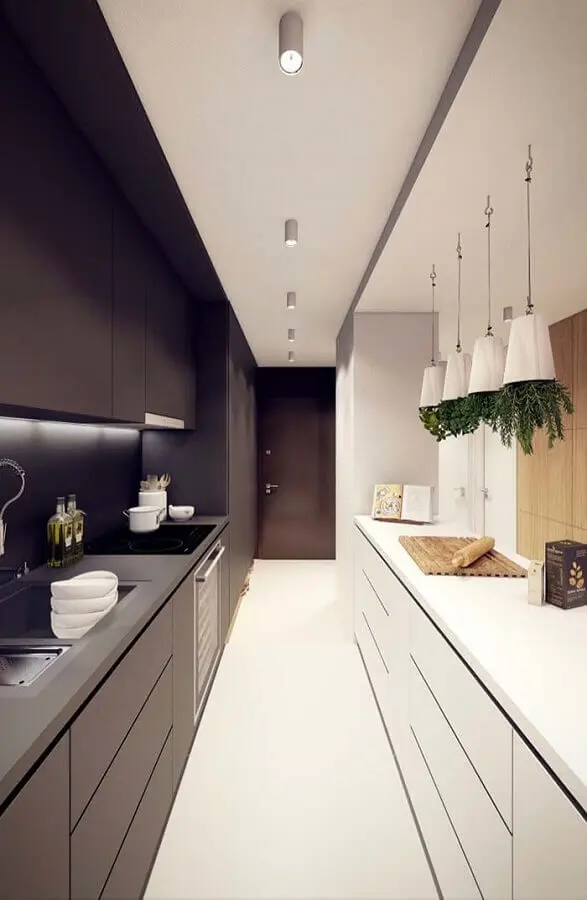 Cozinha com armários planejados preto e branco
