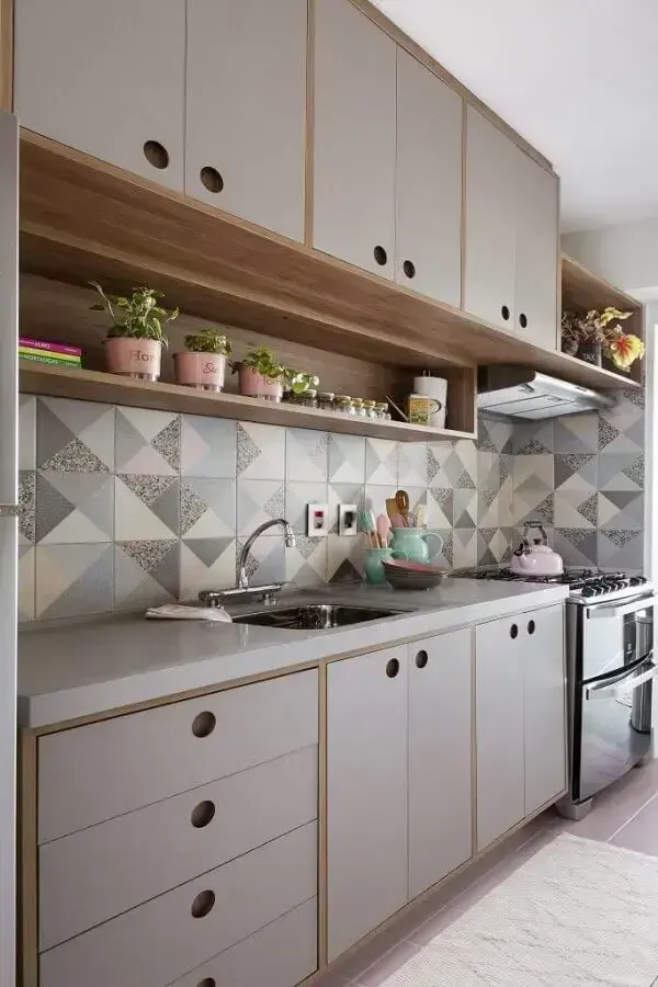 armário pequeno de cozinha cinza com detalhes em madeira Foto Pinterest