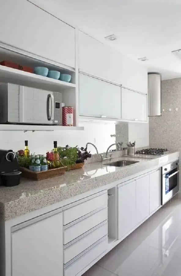 bancada de granito para armário de cozinha planejado branco Foto Pinterest