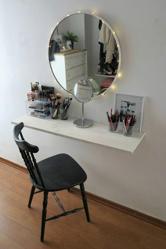 Bancada de maquiagem simples com luzes no espelho