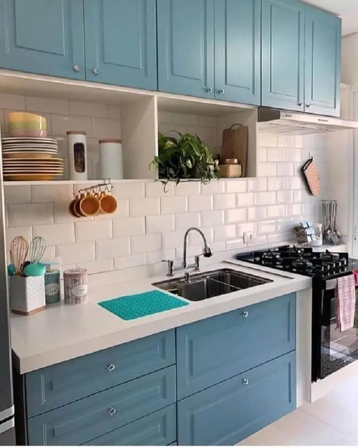 bancada para cozinha pequena azul e branca com armários com estilo clássico Foto Pinterest