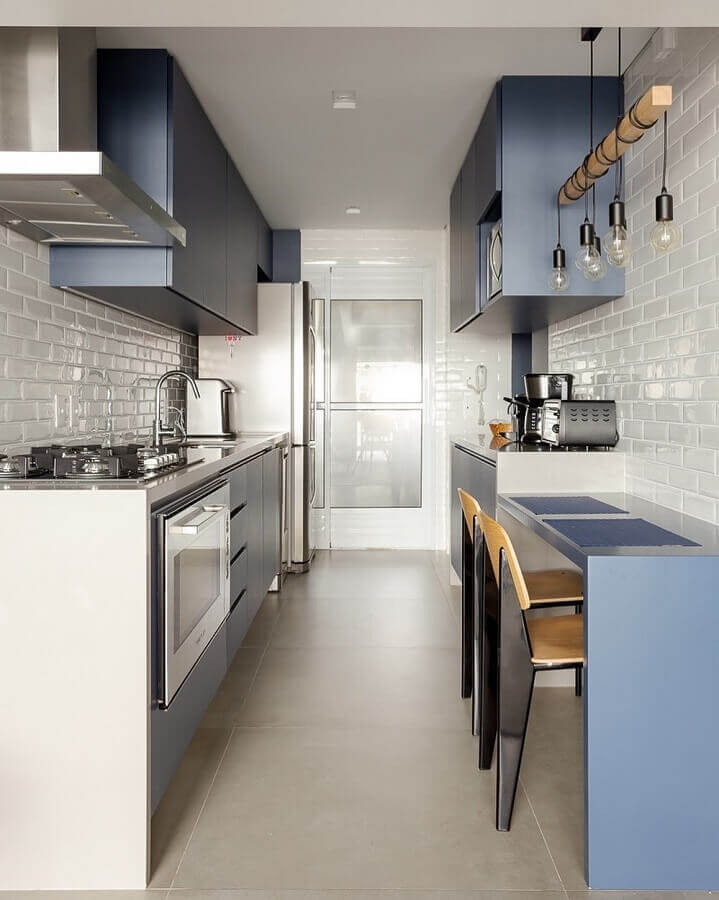 bancada para cozinha pequena planejada em azul e branco Foto MdeMulher