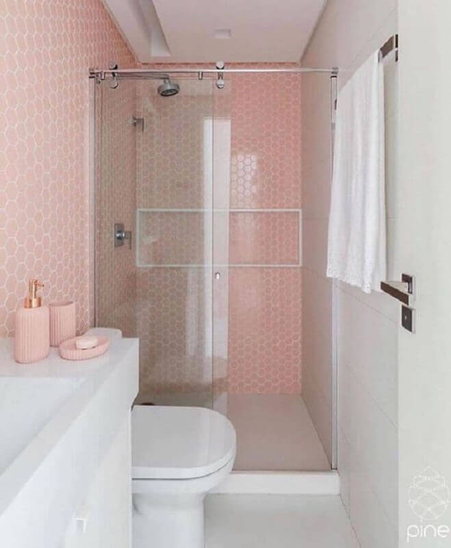 banheiro de apartamento pequeno decorado em branco e rosa Foto Pinterest
