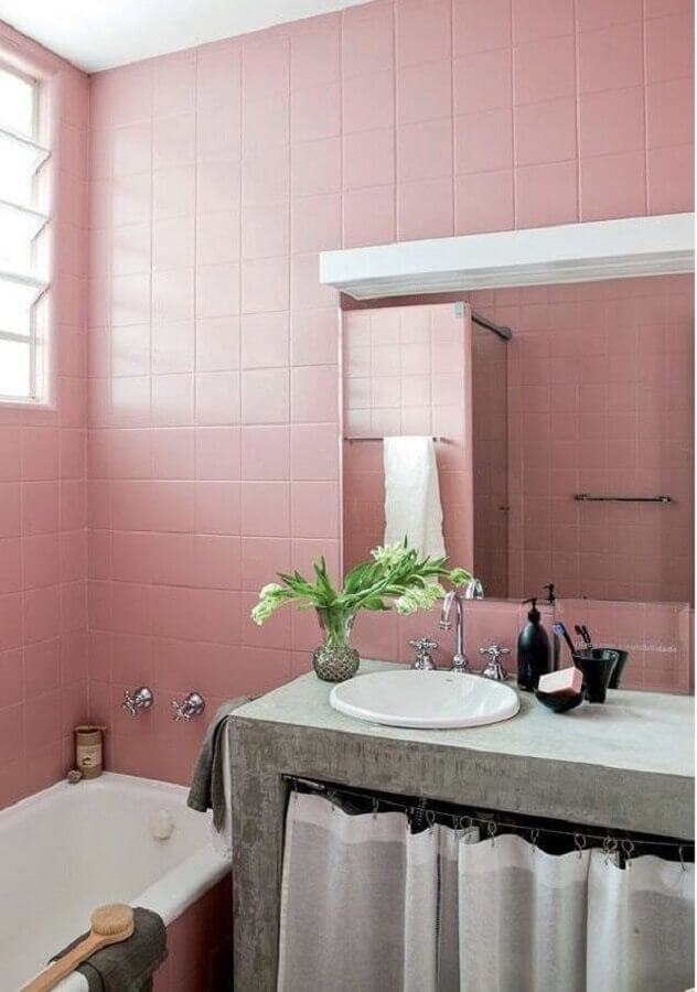 banheiro simples decorado com revestimento de parede cor rosa Foto Sala C Arquitetura