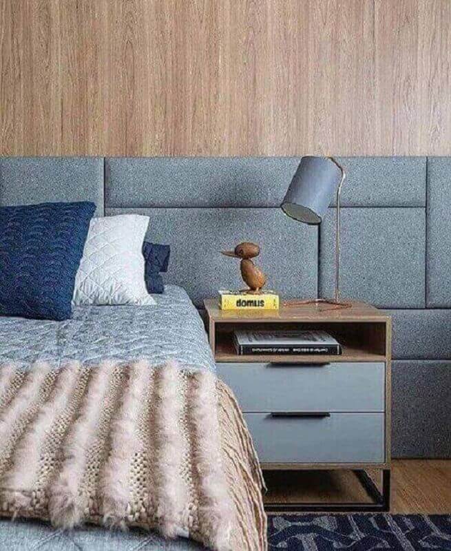 cabeceira de cama planejada para quarto de casal com revestimento de madeira para parede Foto Jeito de Casa