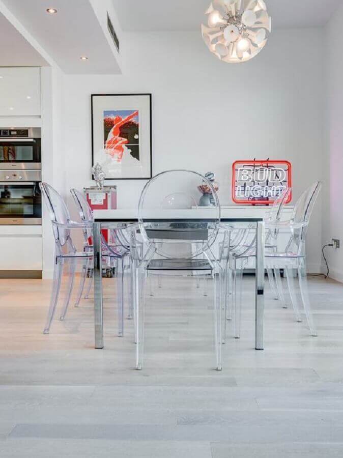 cadeira transparente com braço para sala de jantar minimalista integrada com cozinha Foto Pinterest