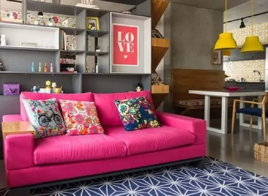 casa moderna decorada com sofá cor de rosa pink Foto Andrea Murao