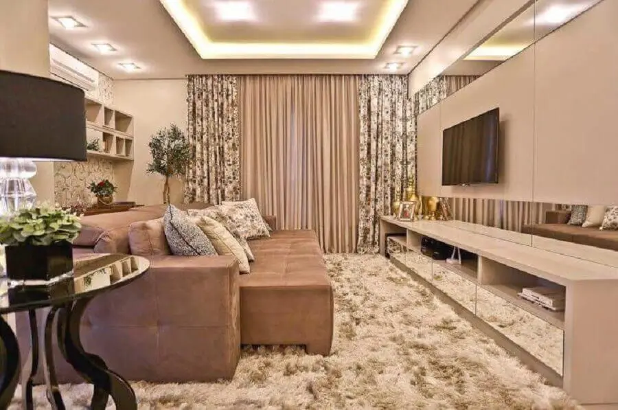cor nude para decoração de sala de TV com móveis planejados e tapete felpudo Foto Officio & Arte