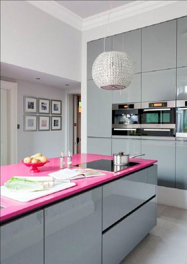 cor rosa pink para bancada de ilha de cozinha cinza moderna  Foto Futurist Architecture