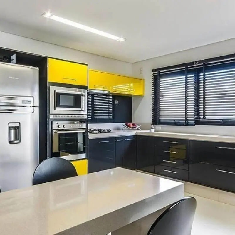 cozinha ampla moderna decorada com armário de cozinha preto e amarelo Foto Dell Anno Home Styling