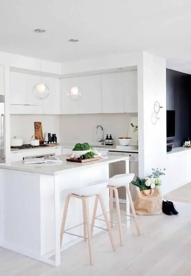 cozinha clara decorada com armário de cozinha branco com ilha Foto Futurist Architecture