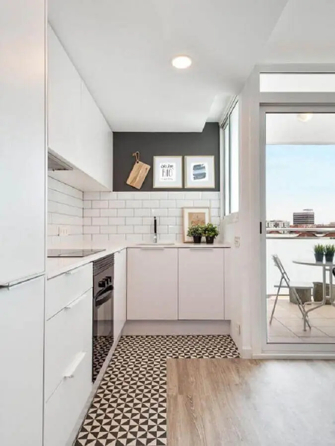 cozinha clara decorada com armário de cozinha planejado branco de canto Foto Planete-deco