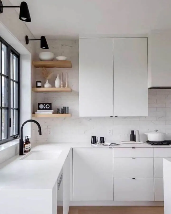 cozinha clara decorada com prateleiras de madeira e armário de cozinha branco Foto La Mala Jewels