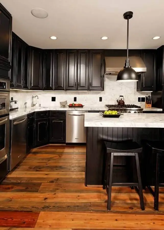 cozinha com ilha ampla decorada com armário de cozinha planejado preto Foto Pinterest