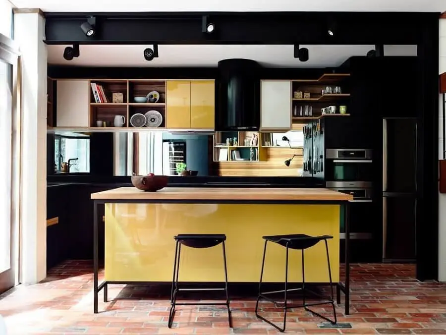 cozinha com ilha decorada com armário de cozinha preto e amarelo Foto Apartments & Developments