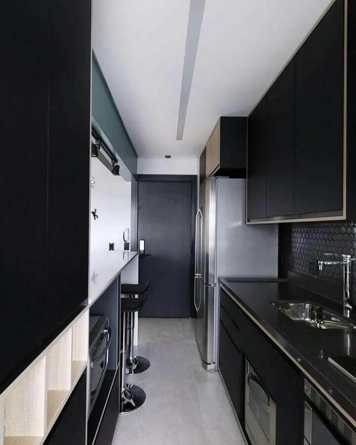 cozinha corredor decorada com armário de cozinha preto e branco Foto Studio Idealize