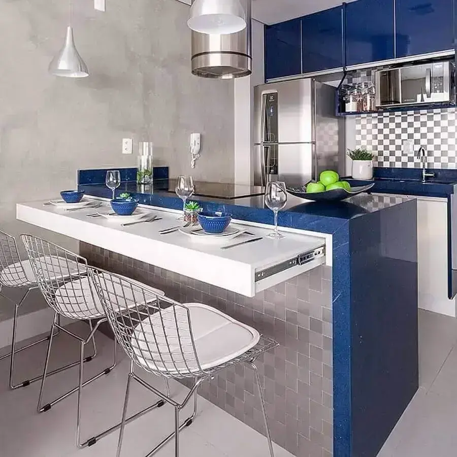 cozinha de apartamento pequeno decorado cinza e azul com móveis planejados Foto Dicas Decor
