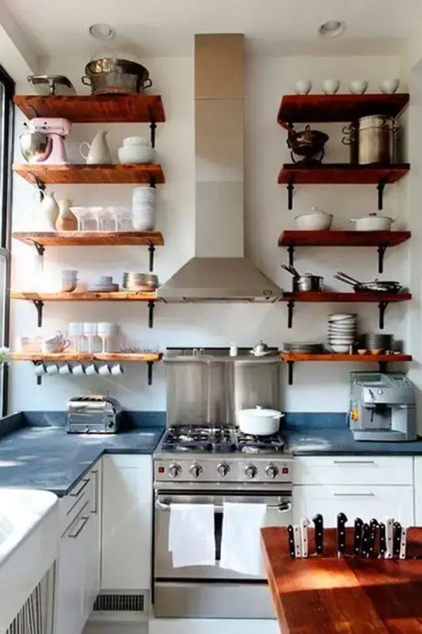 cozinha decorada com armários brancos planejados e prateleira industrial Foto Archidea