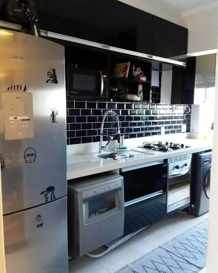 cozinha decorada com bancada branca e armário de cozinha aéreo preto brilhoso Foto Meu Apê 47