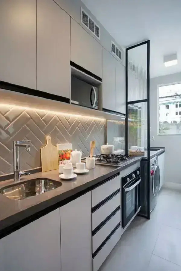 cozinha decoração de apartamento pequeno com divisória de vidro para lavanderia Foto Futurist Architecture
