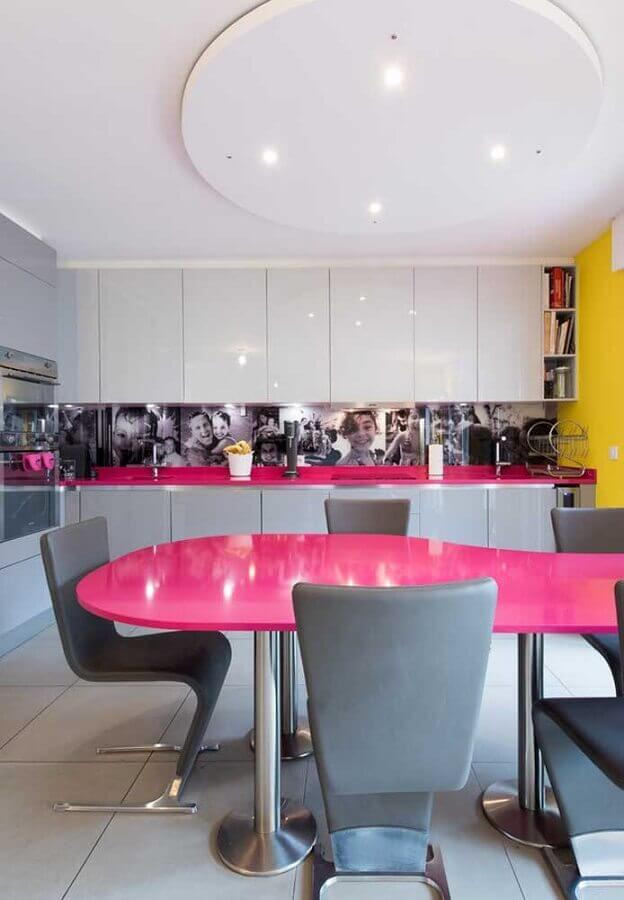 cozinha moderna planejada com mesa e bancada em cor rosa pink Foto Pinterest