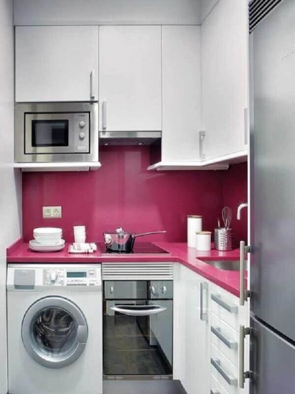 cozinha pequena branca planejada com revestimento e bancada na cor rosa escuro Foto Archidea