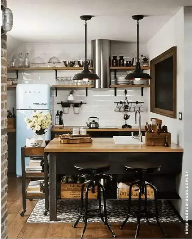 cozinha pequena decorada com armários pretos e prateleira industrial parede Foto WEG Tomadas