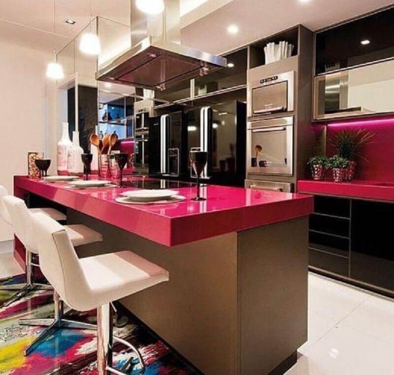 cozinha preta moderna decorada com bancada na cor rosa choque  Foto Pinterest