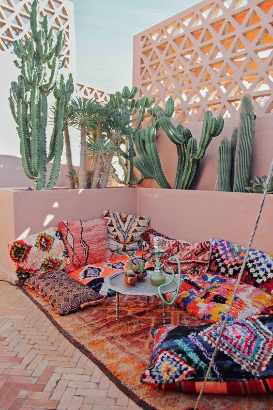Varanda com decoração árabe e almofadas coloridas