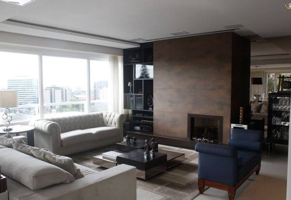Decoração de sala de estar com sofá chesterfield