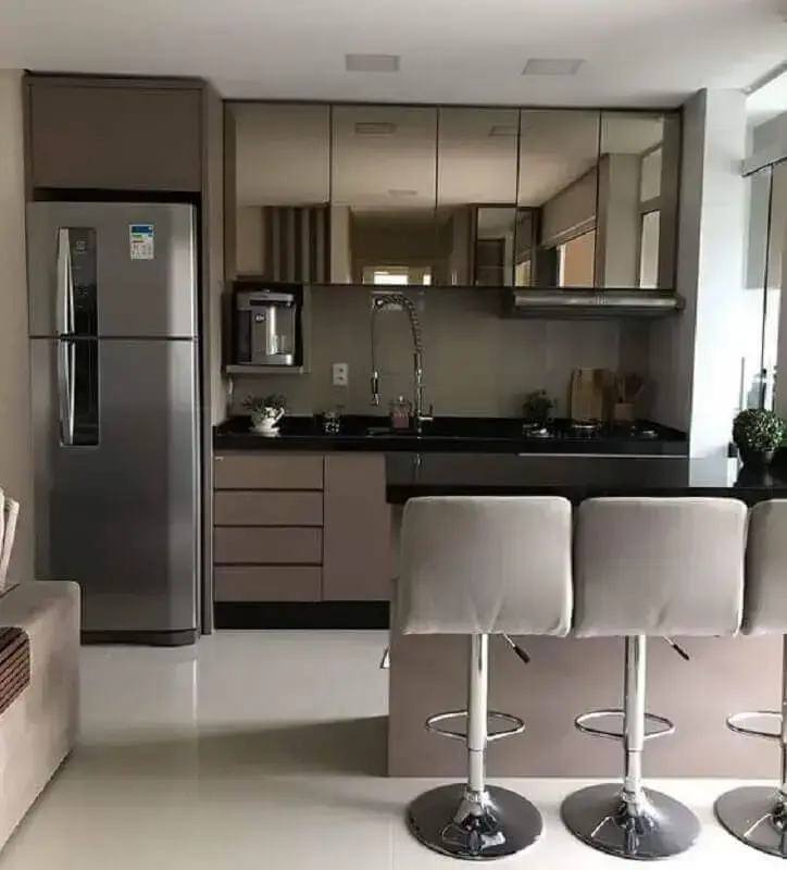 decoraçao moderna com armário pequeno de cozinha americana planejada cinza com armário aéreo espelhado Foto Jeito de Casa