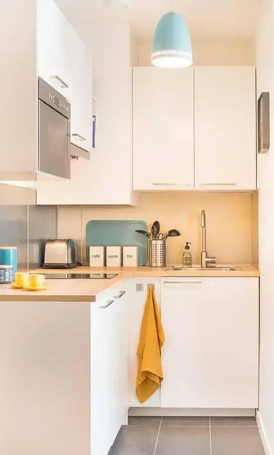 decoração clean com armário de cozinha de canto pequeno branco com bancada de madeira Foto Pinterest