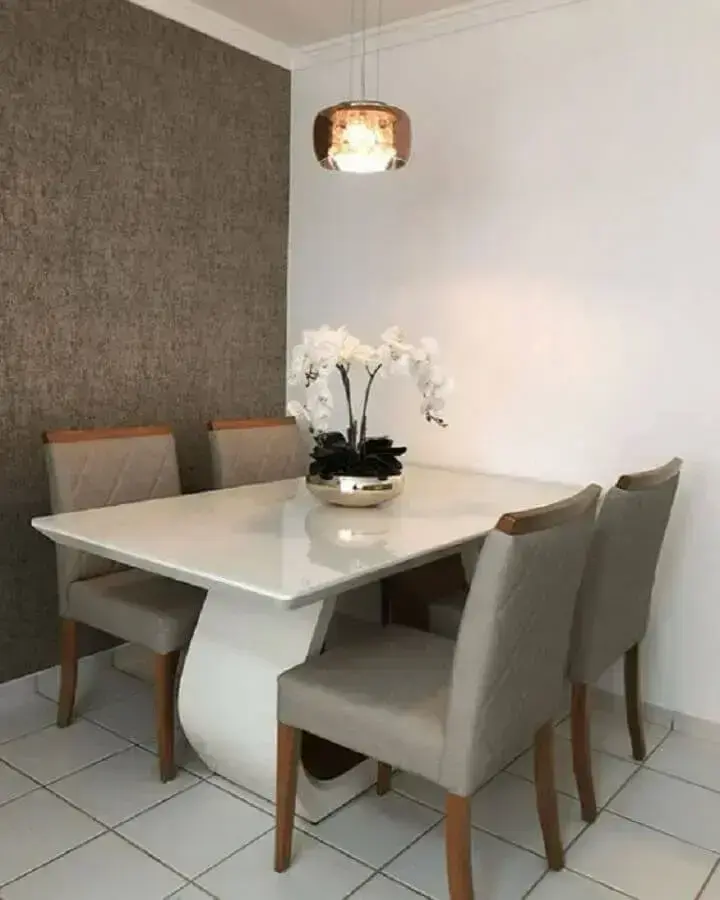 decoração clean com mesa de jantar 4 lugares retangular e lustre de vidro Foto Simplichique