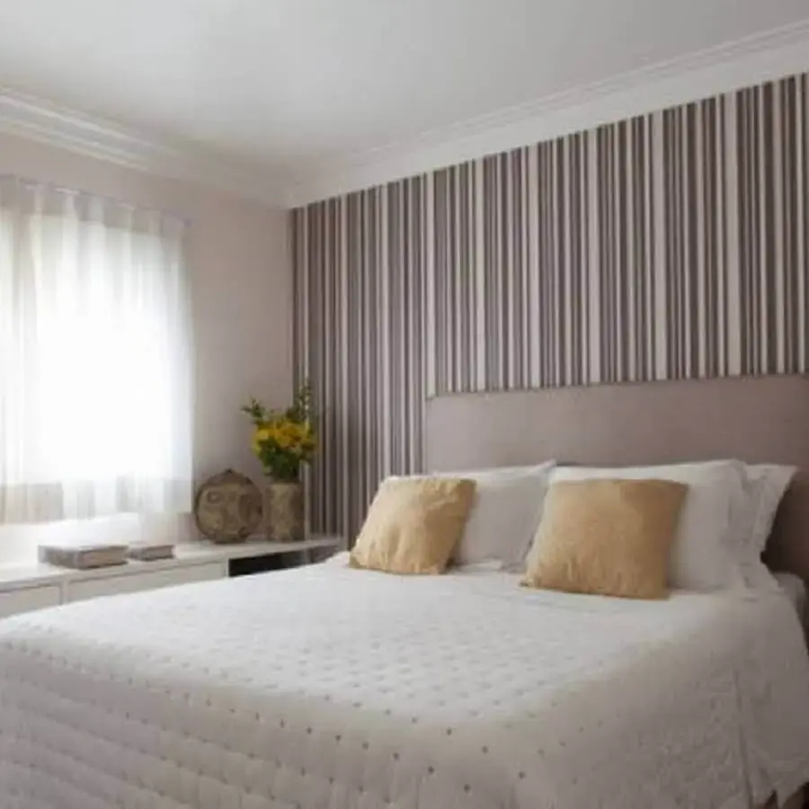 decoração clean com papel de parede para quarto casal com estampa de listras Foto CX Contruções