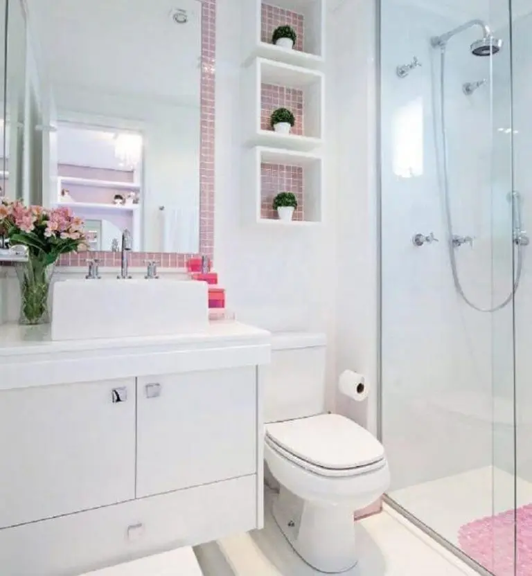 Decoração de banheiro com pastilha adesiva no espelho e nichos
