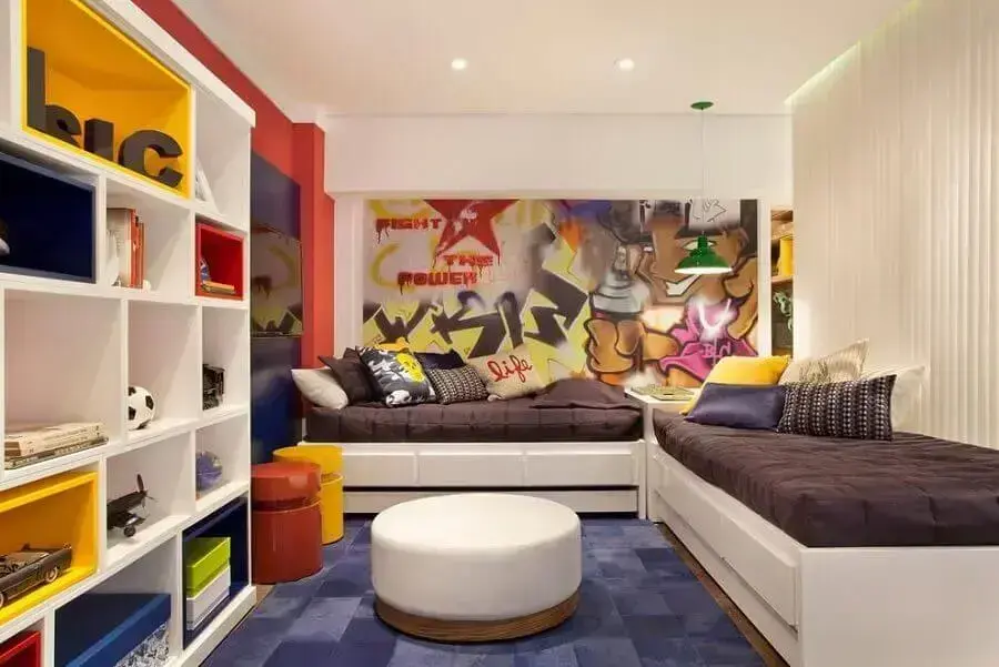 decoração colorida para quarto de adolescente masculino planejado com duas camas  Foto Ana Lúcia Adriano
