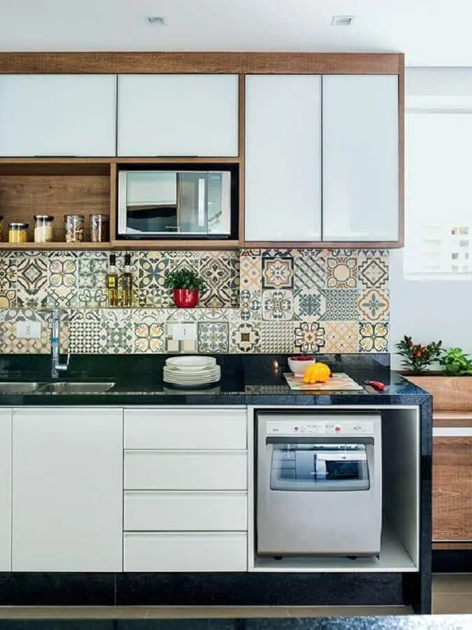 decoração com armário aéreo de cozinha branco com detalhe em madeira Foto Pinterest