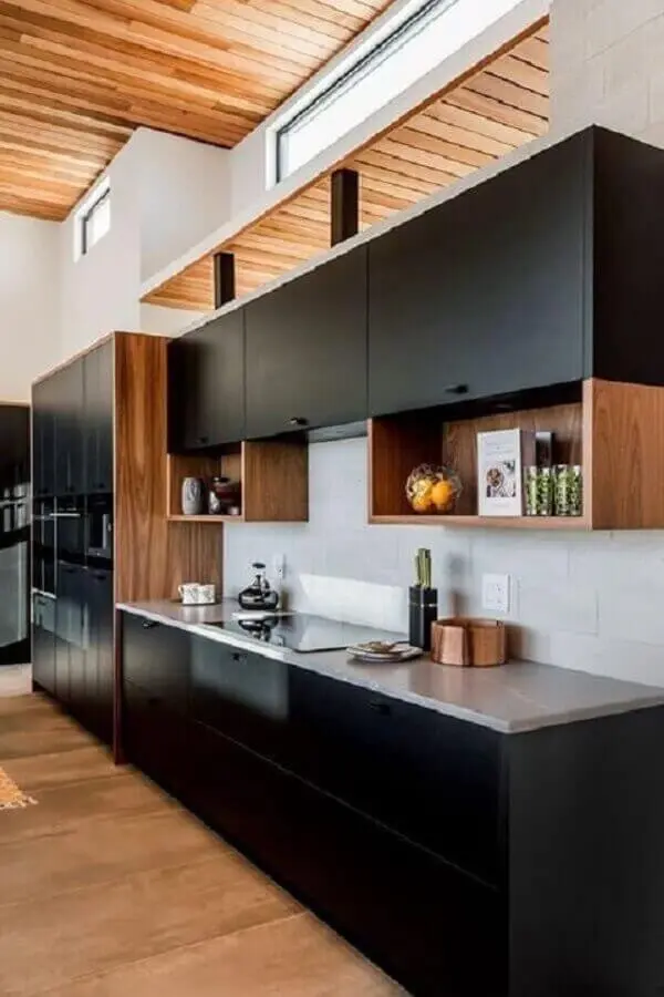 decoração com armário de cozinha planejado preto com acabamento em madeira Foto Pinterest