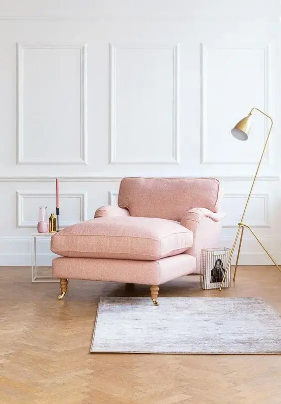 Sofá divã rosa claro com abajur do lado