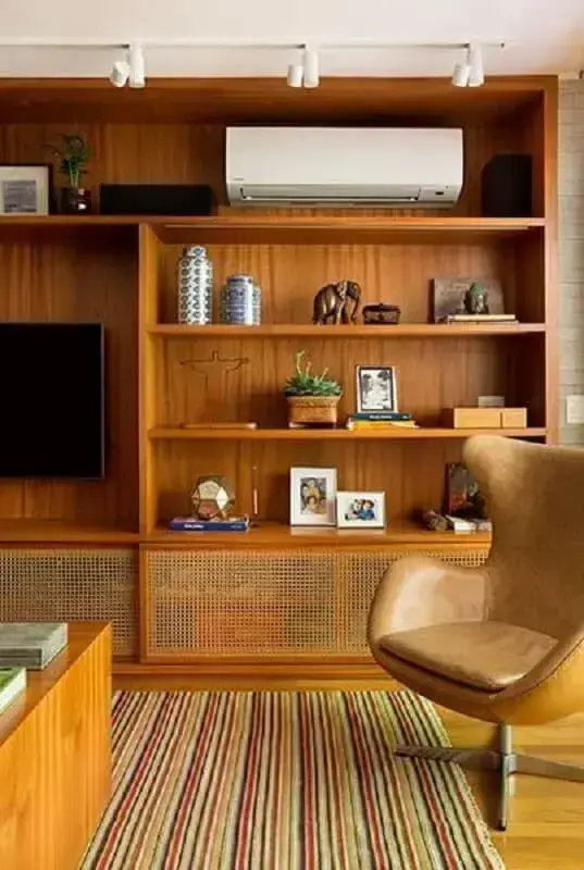 decoração com estante para sala de estar de madeira planejada Foto Casa Très Chic