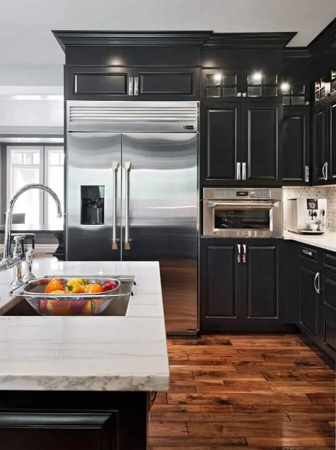 decoração com estilo clássico com armário de cozinha planejado preto Foto CoachDecor