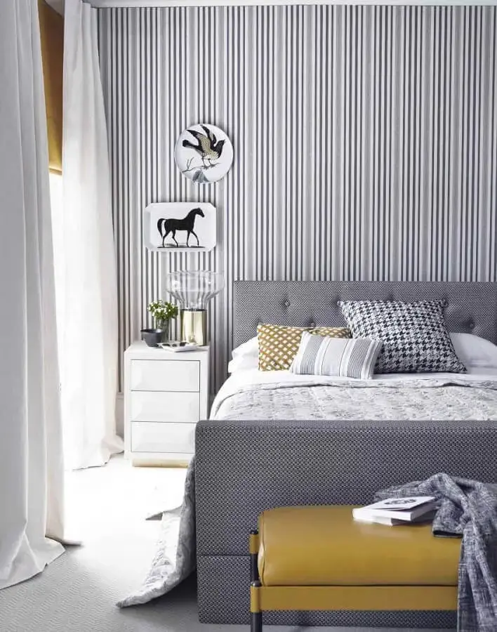 decoração com papel de parede para quarto de casal cinza e branco Foto Pinterest