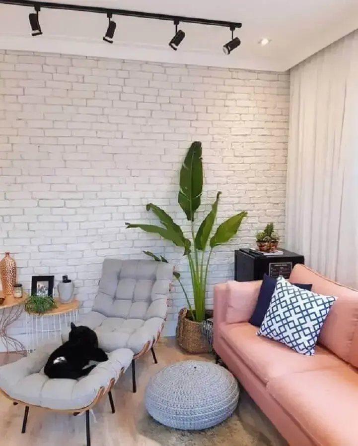 decoração com poltrona para sala pequena com sofá rosa e parede de tijolinho branco Foto Decorando Com Brilho