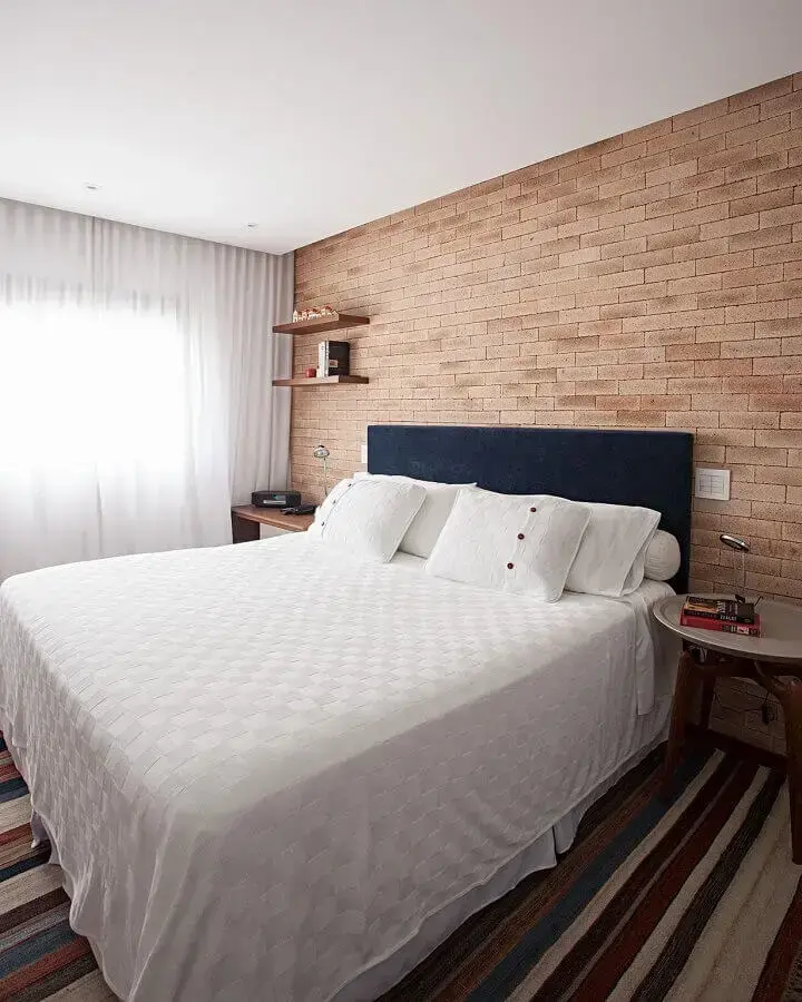 decoração com tapete listrado e papel de parede para quarto casal com estampa de tijolinho Foto Korman Arquitetos