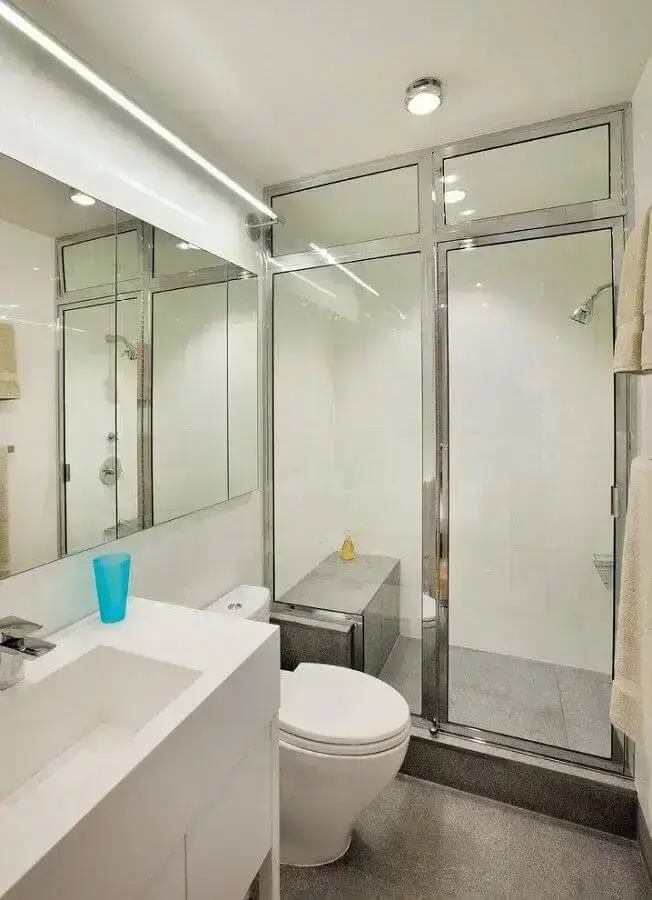 decoração de apartamento pequeno com banheiro simples branco Foto Allen-Killcoyne Architects