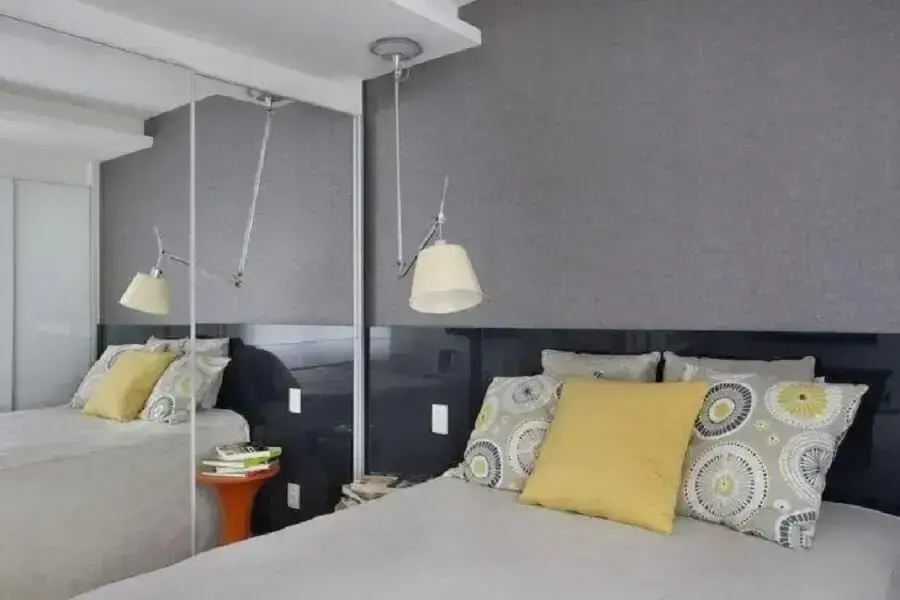 decoração de apartamento pequeno com quarto cinza planejado Foto Lamego Mancini Arquitetura